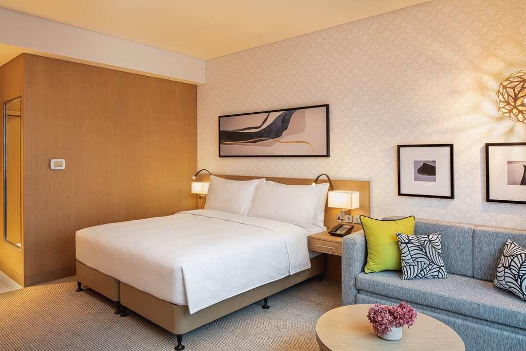 Doubletree By Hilton Fujairah City Zimmer foto A room at the hotel