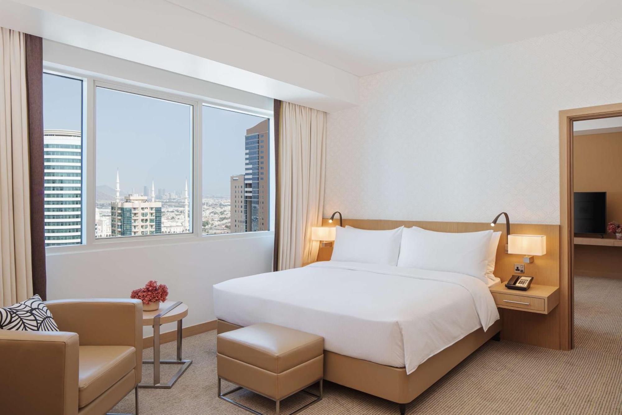 Doubletree By Hilton Fujairah City Exterior foto A bedroom at the hotel