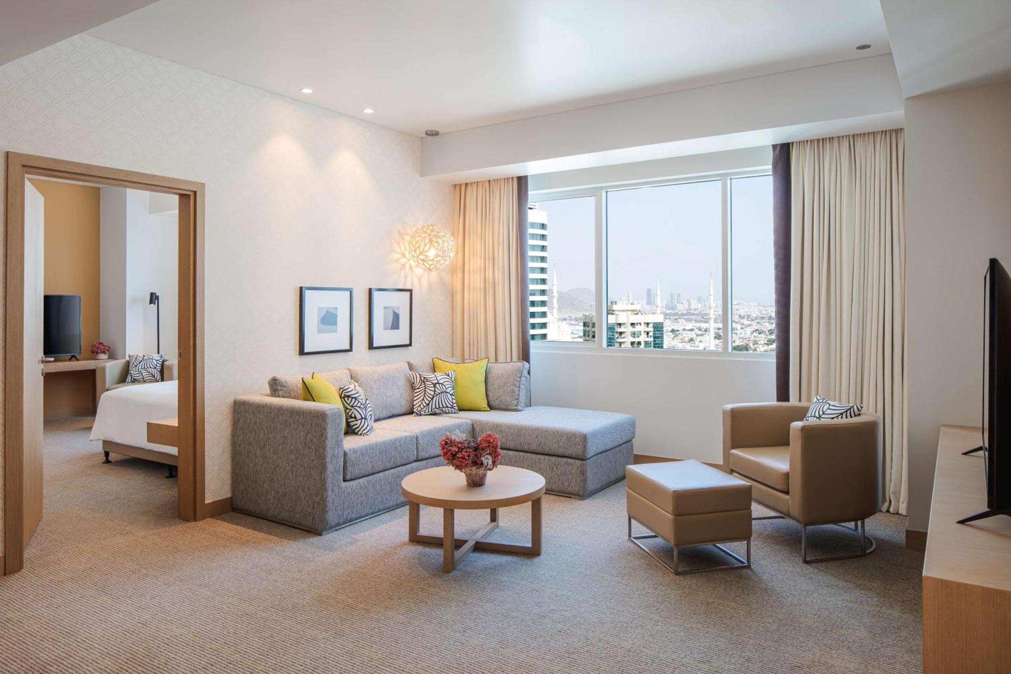 Doubletree By Hilton Fujairah City Exterior foto A suite at the hotel