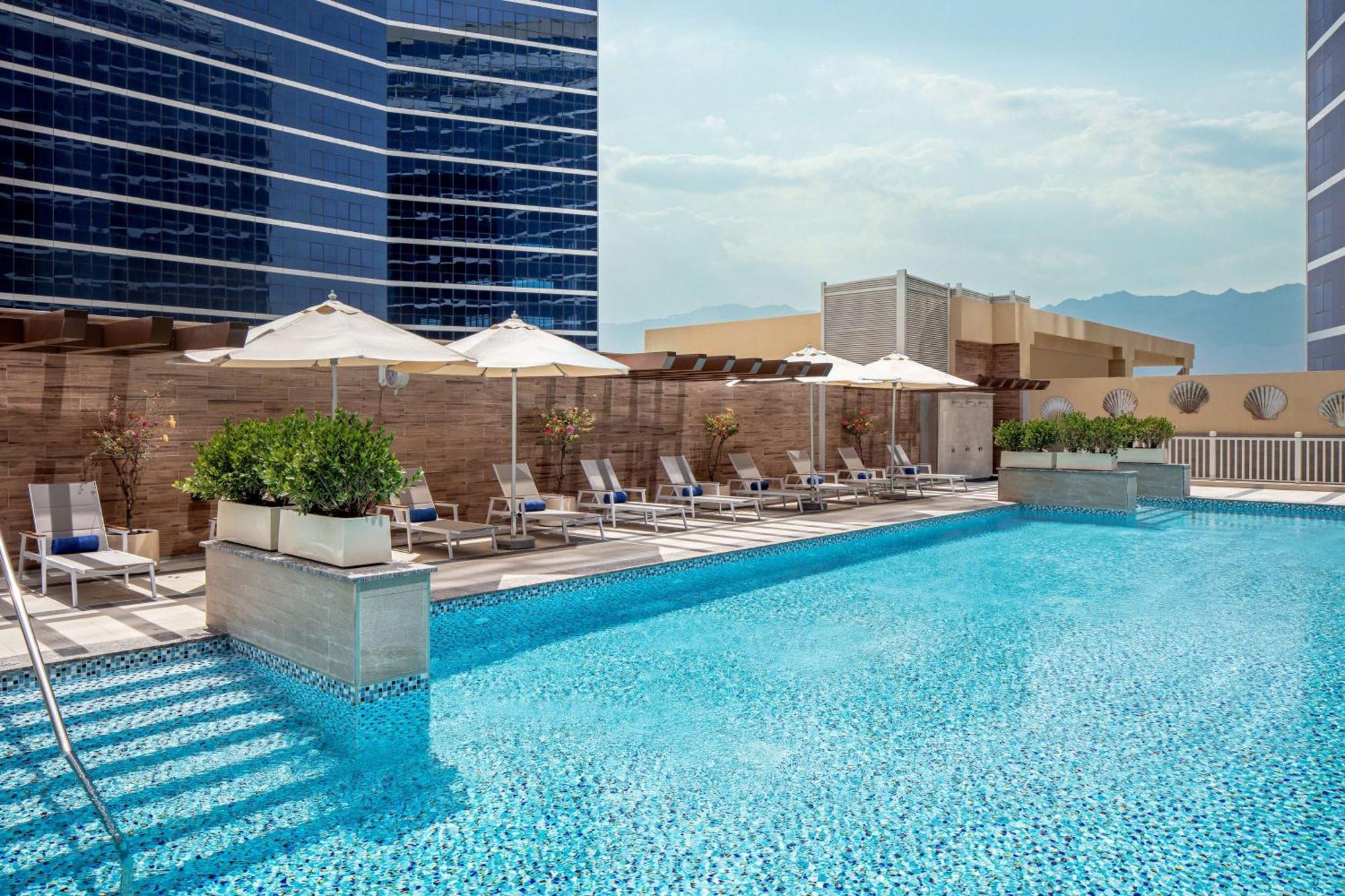 Doubletree By Hilton Fujairah City Exterior foto The swimming pool at the hotel