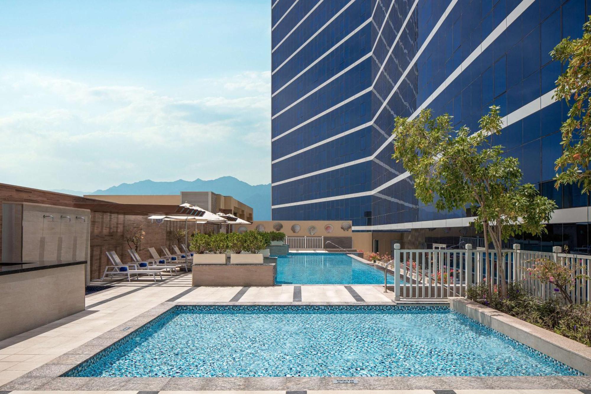 Doubletree By Hilton Fujairah City Exterior foto The swimming pool